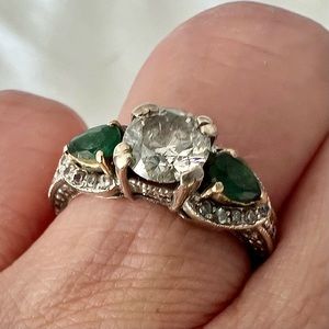 Lovely Diamond & Emerald Ring 5.25